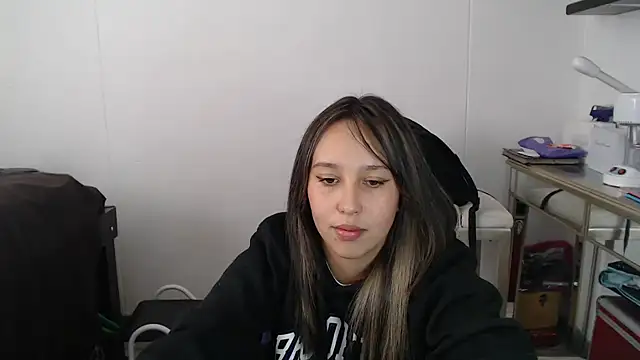 Skarlet Adams28 online show from 03-06-25, 05:54