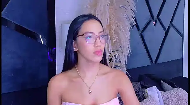 Snapshot of KylieWhite chatting on 03-15-25, 12:24 KylieWhite online show from 03-15-25, 12:24