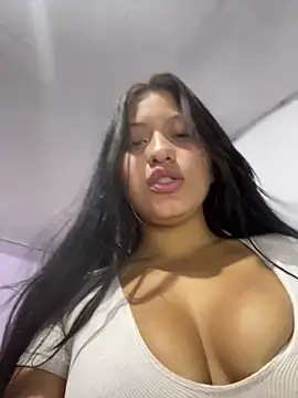 Snapshot of Estefanii- chatting on 01-04-25, 11:22 Estefanii- online show from 01-04-25, 11:22