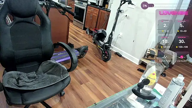 Snapshot of aaron_s_x chatting on 12-22-24, 02:06 aaron s x online show from 12-22-24, 02:06