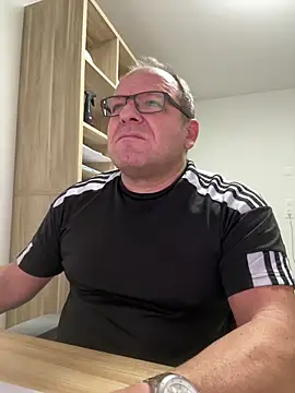 coupleLatinaLovers online show from 10-31-25, 06:25