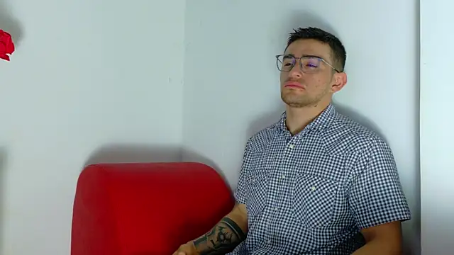 Snapshot of Sexy_Alejandro_ chatting on 05-15-26, 11:50 Sexy Alejandro online show from 05-15-26, 11:50