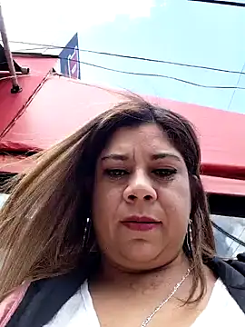 Laura-Hernandez online show from 11-18-25, 04:22