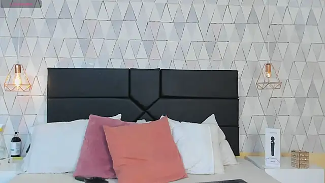 Snapshot of JustinePerry chatting on 12-23-25, 03:26 JustinePerry online show from 12-23-25, 03:26