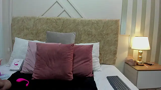 Snapshot of ashley__foxx_ chatting on 10-18-25, 02:18 ashley foxx online show from 10-18-25, 02:18