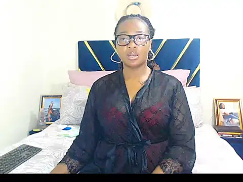 Snapshot of veronica1xxx chatting on 11-25-25, 12:32 veronica1xxx online show from 11-25-25, 12:32