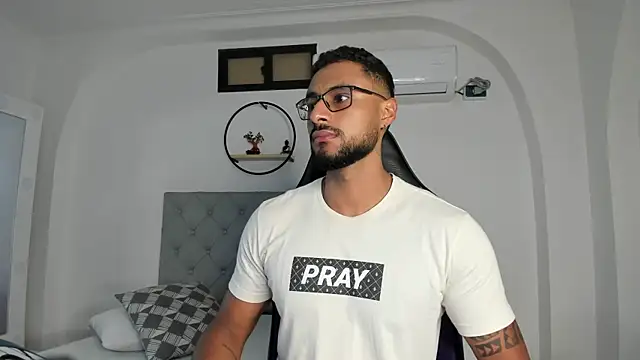 LiamGarcia1 online show from 01-08-25, 12:37