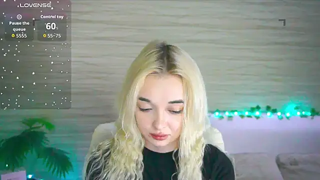 Snapshot of Ashley_S chatting on 10-28-25, 11:18 Ashley S online show from 10-28-25, 11:18