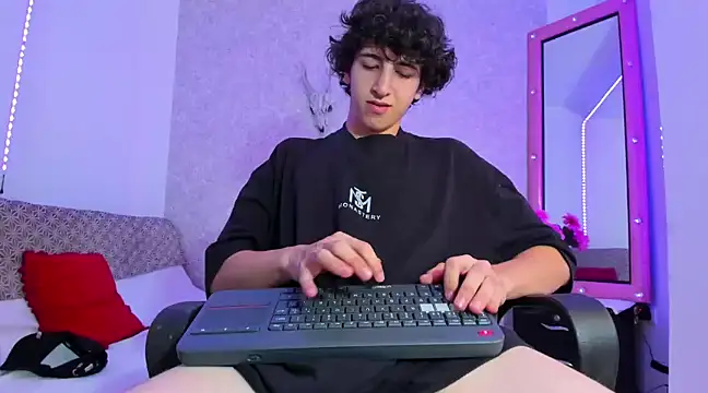 Snapshot of Kerverr_ chatting on 01-15-25, 04:15 Kerverr online show from 01-15-25, 04:15