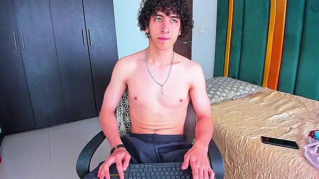 Snapshot of Kerverr_ chatting on 09-21-25, 04:30 Kerverr online show from 09-21-25, 04:30