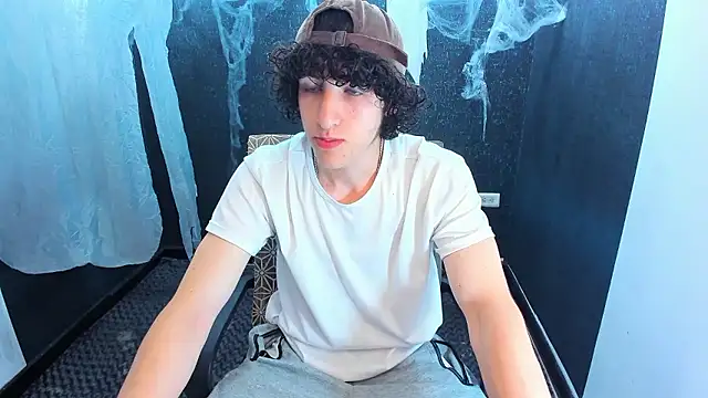 Snapshot of Kerverr_ chatting on 10-27-25, 02:54 Kerverr online show from 10-27-25, 02:54