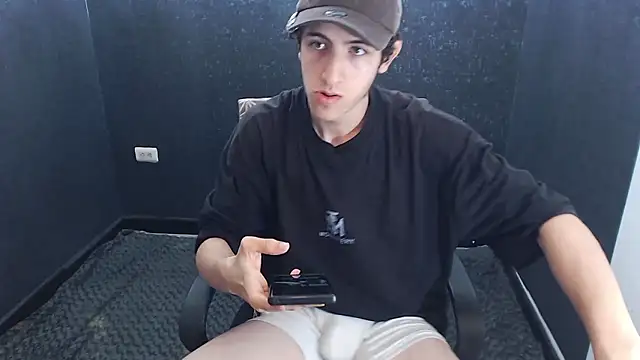 Snapshot of Kerverr_ chatting on 11-14-25, 07:45 Kerverr online show from 11-14-25, 07:45