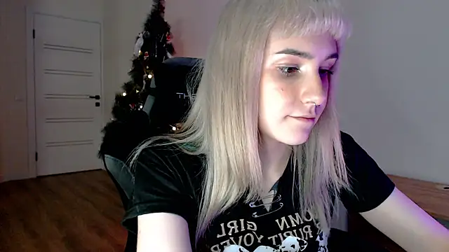 Snapshot of Princess_Shy___ chatting on 02-18-25, 05:42 Princess Shy online show from 02-18-25, 05:42