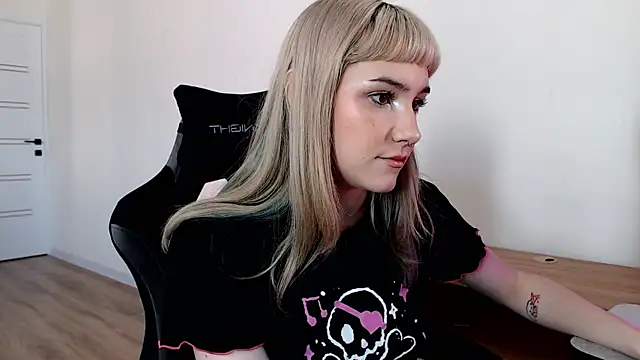 Snapshot of Princess_Shy___ chatting on 02-21-25, 12:39 Princess Shy online show from 02-21-25, 12:39