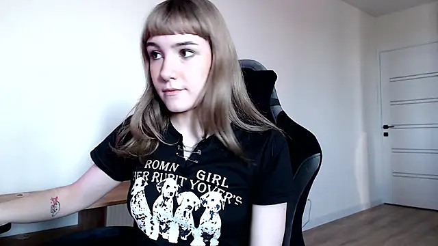 Snapshot of Princess_Shy___ chatting on 03-07-25, 02:01 Princess Shy online show from 03-07-25, 02:01