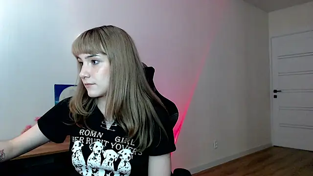 Snapshot of Princess_Shy___ chatting on 03-19-25, 02:57 Princess Shy online show from 03-19-25, 02:57