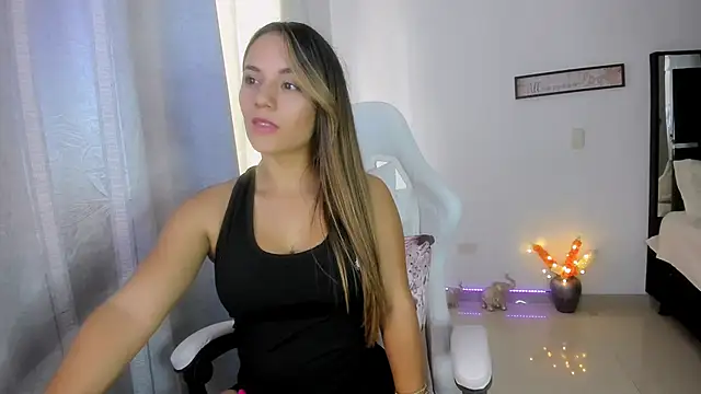 Snapshot of Sara_lopez_28 chatting on 02-19-25, 03:27 Sara lopez 28 online show from 02-19-25, 03:27