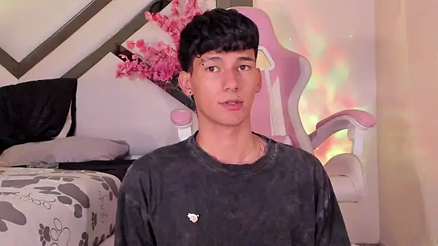 Snapshot of Alexx_tc chatting on 02-05-25, 02:48 Alexx tc online show from 02-05-25, 02:48