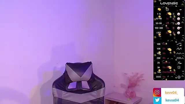 Snapshot of Alexx_tc chatting on 10-22-25, 04:02 Alexx tc online show from 10-22-25, 04:02