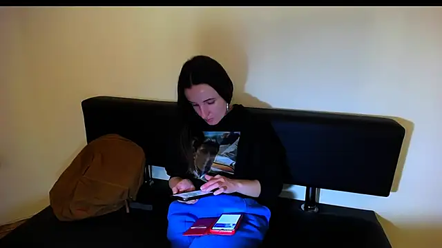 Snapshot of LaimaV_ chatting on 12-19-24, 01:40 LaimaV online show from 12-19-24, 01:40