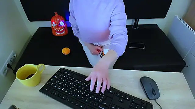 Snapshot of LaimaV_ chatting on 10-31-25, 10:05 LaimaV online show from 10-31-25, 10:05