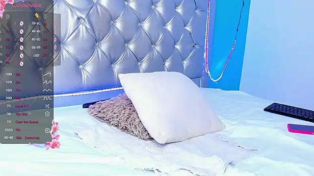 Snapshot of GinaKurt chatting on 12-22-24, 12:07 GinaKurt online show from 12-22-24, 12:07