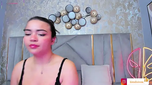 Snapshot of KimDevinne chatting on 09-27-25, 03:00 KimDevinne online show from 09-27-25, 03:00