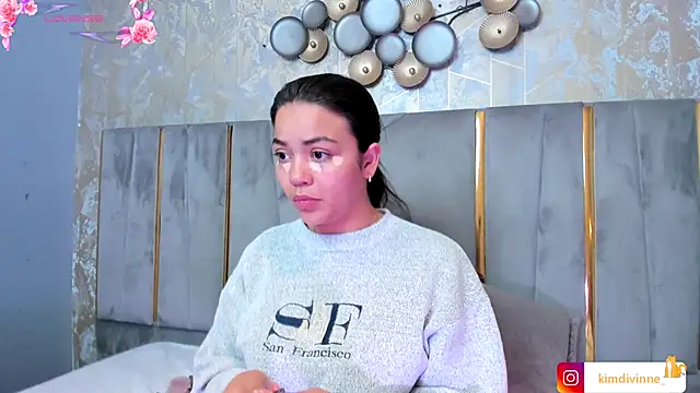 Snapshot of KimDevinne chatting on 10-12-25, 03:27 KimDevinne online show from 10-12-25, 03:27