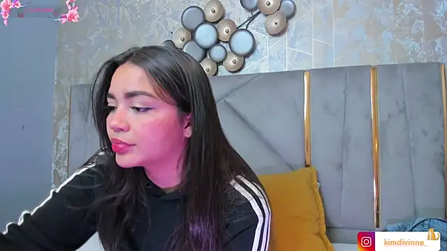 Snapshot of KimDevinne chatting on 11-13-25, 01:48 KimDevinne online show from 11-13-25, 01:48