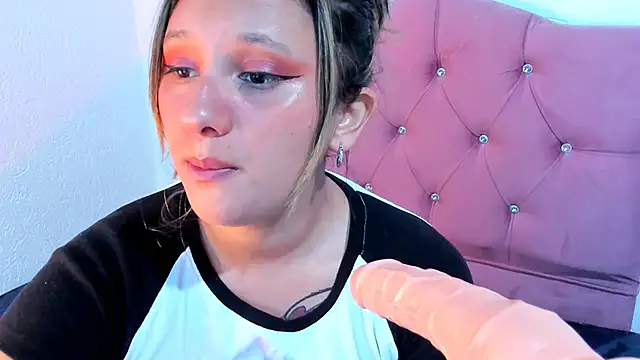 Snapshot of Mila_nixon02 chatting on 02-21-25, 04:05 Mila nixon02 online show from 02-21-25, 04:05