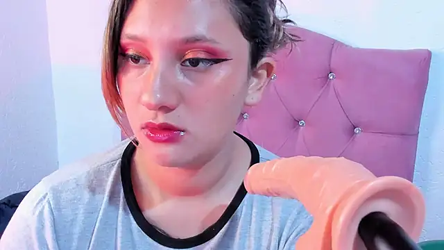 Snapshot of Mila_nixon02 chatting on 03-15-25, 02:45 Mila nixon02 online show from 03-15-25, 02:45