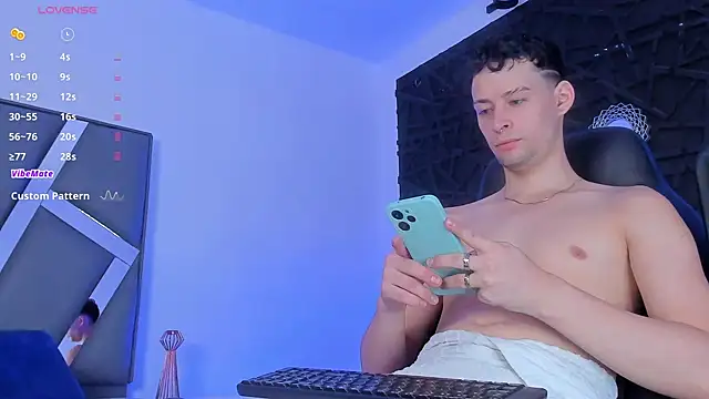 Snapshot of JadeSmiith_ chatting on 12-27-24, 09:43 JadeSmiith online show from 12-27-24, 09:43