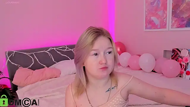 Snapshot of Sara_Robinson chatting on 10-05-25, 02:32 Sara Robinson online show from 10-05-25, 02:32