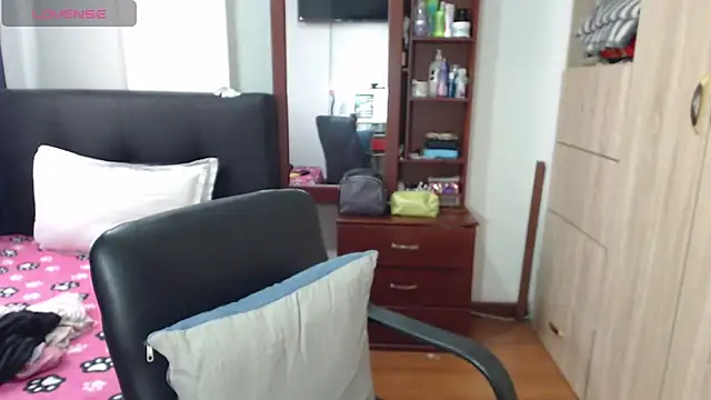 Snapshot of miia-big1boobs_ chatting on 02-13-25, 06:27 miia-big1boobs online show from 02-13-25, 06:27