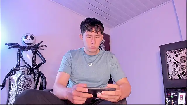 Snapshot of setsuna10 chatting on 11-23-25, 01:05 setsuna10 online show from 11-23-25, 01:05