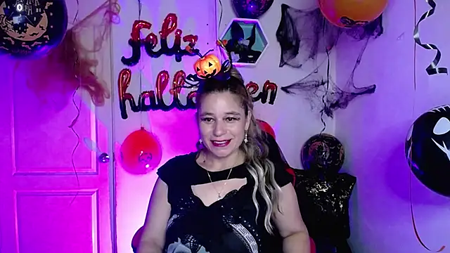 Snapshot of AuroraRojas chatting on 10-21-25, 02:34 AuroraRojas online show from 10-21-25, 02:34