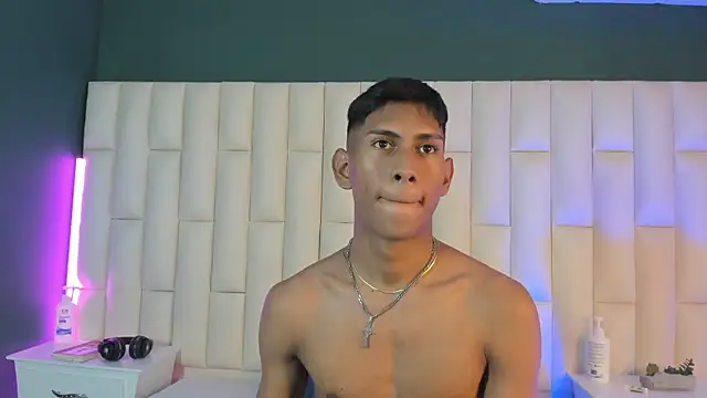 Snapshot of Nick_Collins18 chatting on 02-16-25, 04:31 Nick Collins18 online show from 02-16-25, 04:31