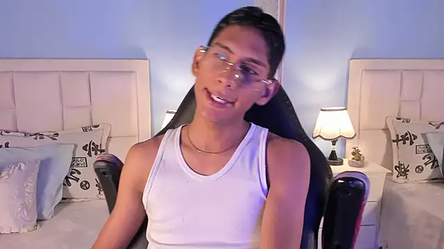 Snapshot of Nick_Collins18 chatting on 10-16-25, 09:05 Nick Collins18 online show from 10-16-25, 09:05