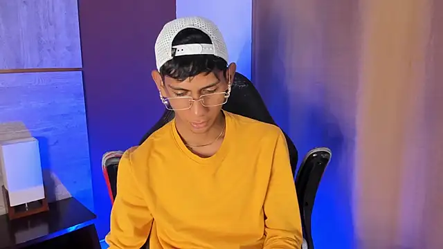 Snapshot of Nick_Collins18 chatting on 10-22-25, 09:25 Nick Collins18 online show from 10-22-25, 09:25