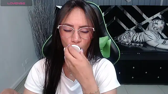 Snapshot of allison_a1 chatting on 03-21-25, 12:51 allison a1 online show from 03-21-25, 12:51