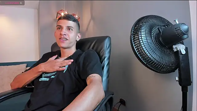 Snapshot of Aaron_Scoot chatting on 12-18-24, 11:30 Aaron Scoot online show from 12-18-24, 11:30