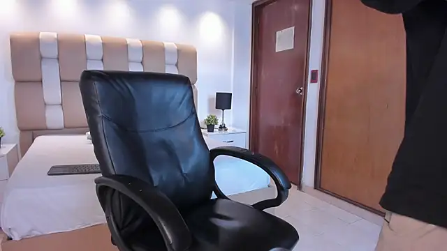 Aaron Scoot online show from 04-11-26, 08:02