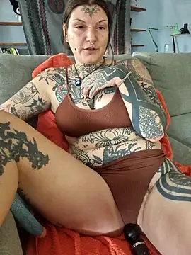 Snapshot of lizzardqueeen chatting on 10-10-25, 04:50 lizzardqueeen online show from 10-10-25, 04:50