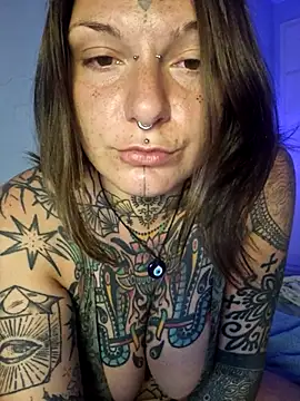 Snapshot of lizzardqueeen chatting on 10-14-25, 05:47 lizzardqueeen online show from 10-14-25, 05:47