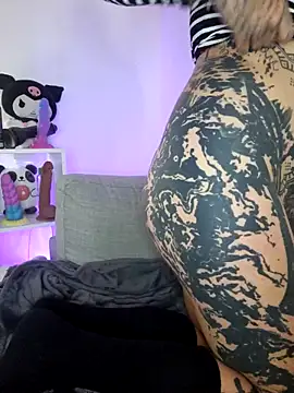 Snapshot of lizzardqueeen chatting on 11-10-25, 07:18 lizzardqueeen online show from 11-10-25, 07:18