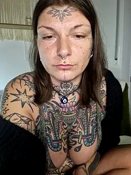 Snapshot of lizzardqueeen chatting on 11-15-25, 04:10 lizzardqueeen online show from 11-15-25, 04:10