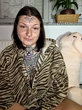 Snapshot of lizzardqueeen chatting on 11-21-25, 12:32 lizzardqueeen online show from 11-21-25, 12:32