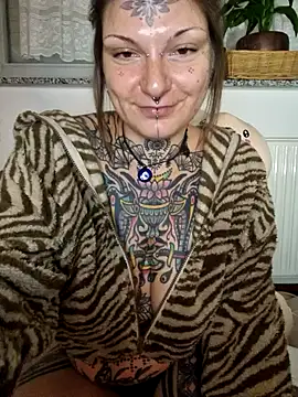 Snapshot of lizzardqueeen chatting on 11-22-25, 01:04 lizzardqueeen online show from 11-22-25, 01:04