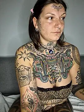 Snapshot of lizzardqueeen chatting on 11-24-25, 10:09 lizzardqueeen online show from 11-24-25, 10:09