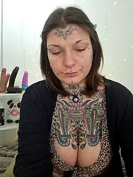 Snapshot of lizzardqueeen chatting on 11-27-25, 02:41 lizzardqueeen online show from 11-27-25, 02:41